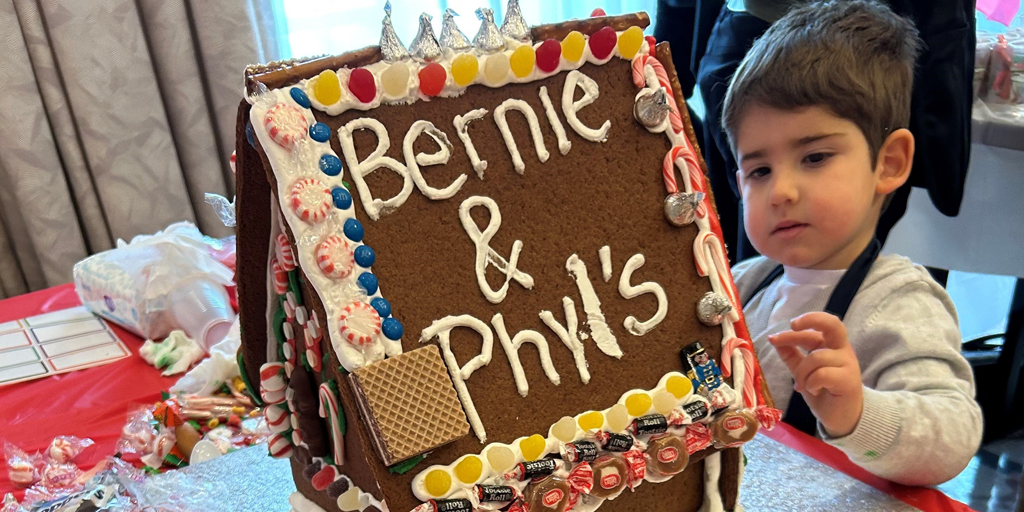 Rubin family decorating gingerbread houses